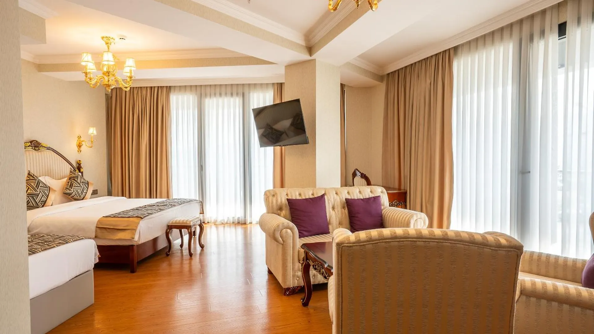 Panorama Lisi Grand Hotel تبليسي