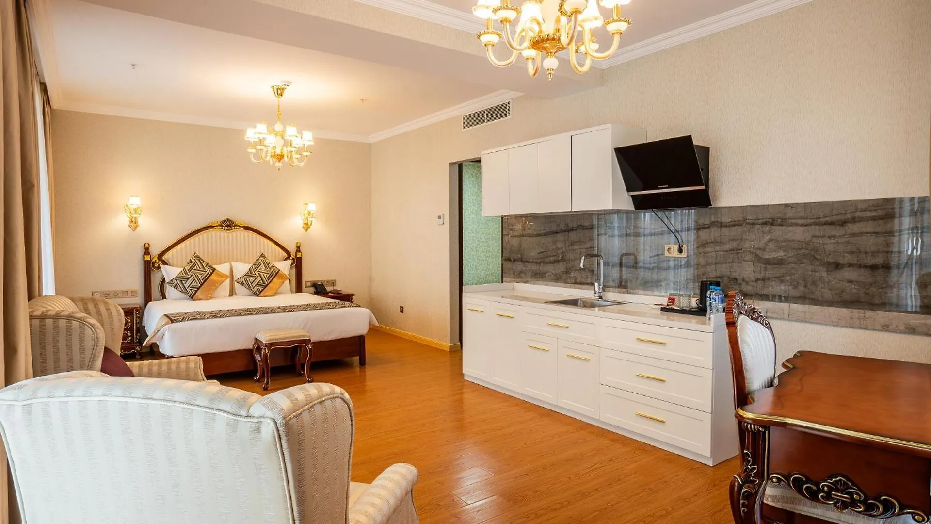 Panorama Lisi Grand Hotel تبليسي