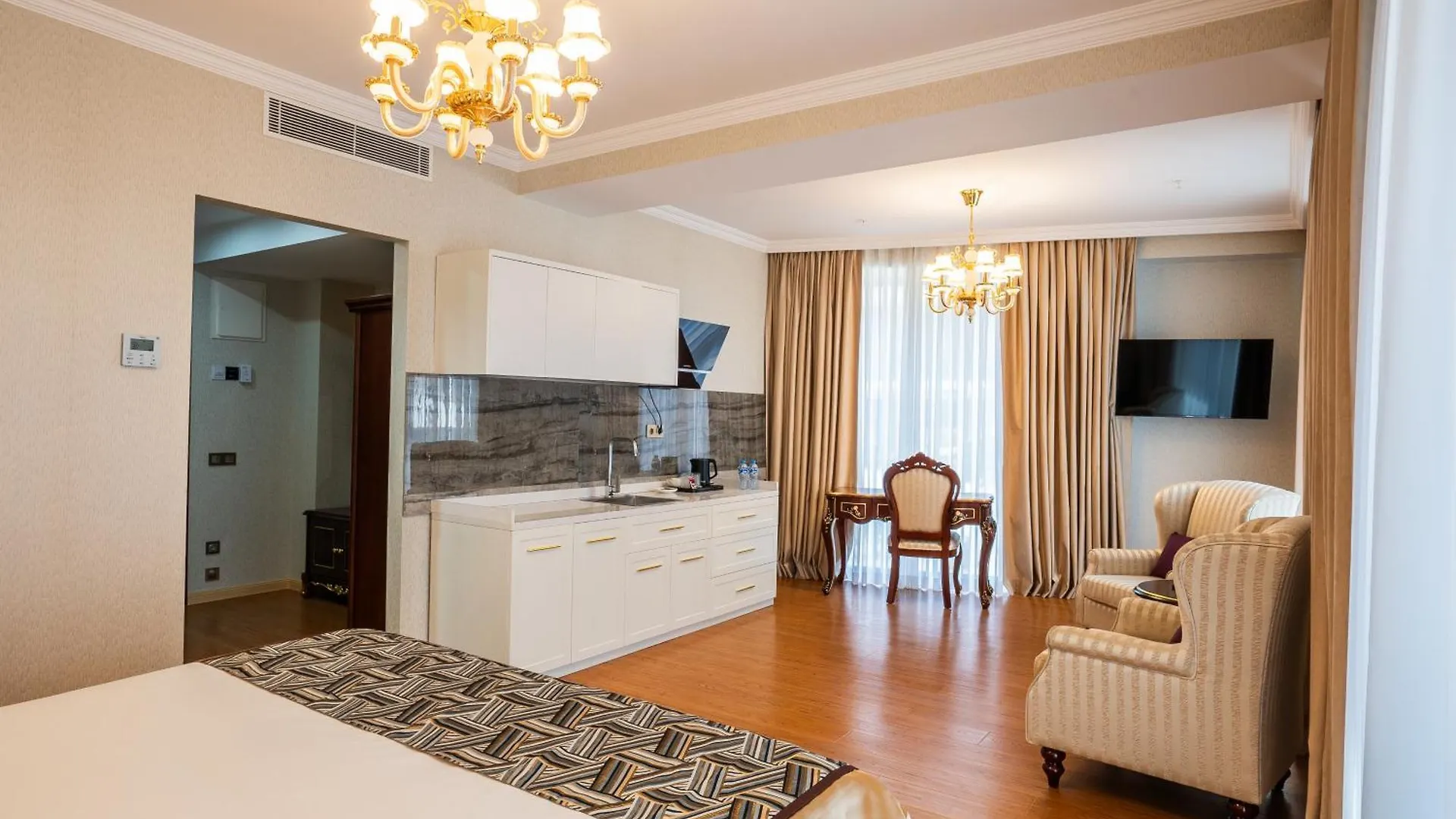 Panorama Lisi Grand Hotel تبليسي